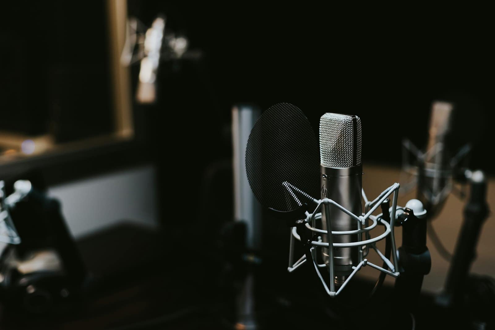 Micrófono de estudio en una sala con paneles de tratamiento acústico