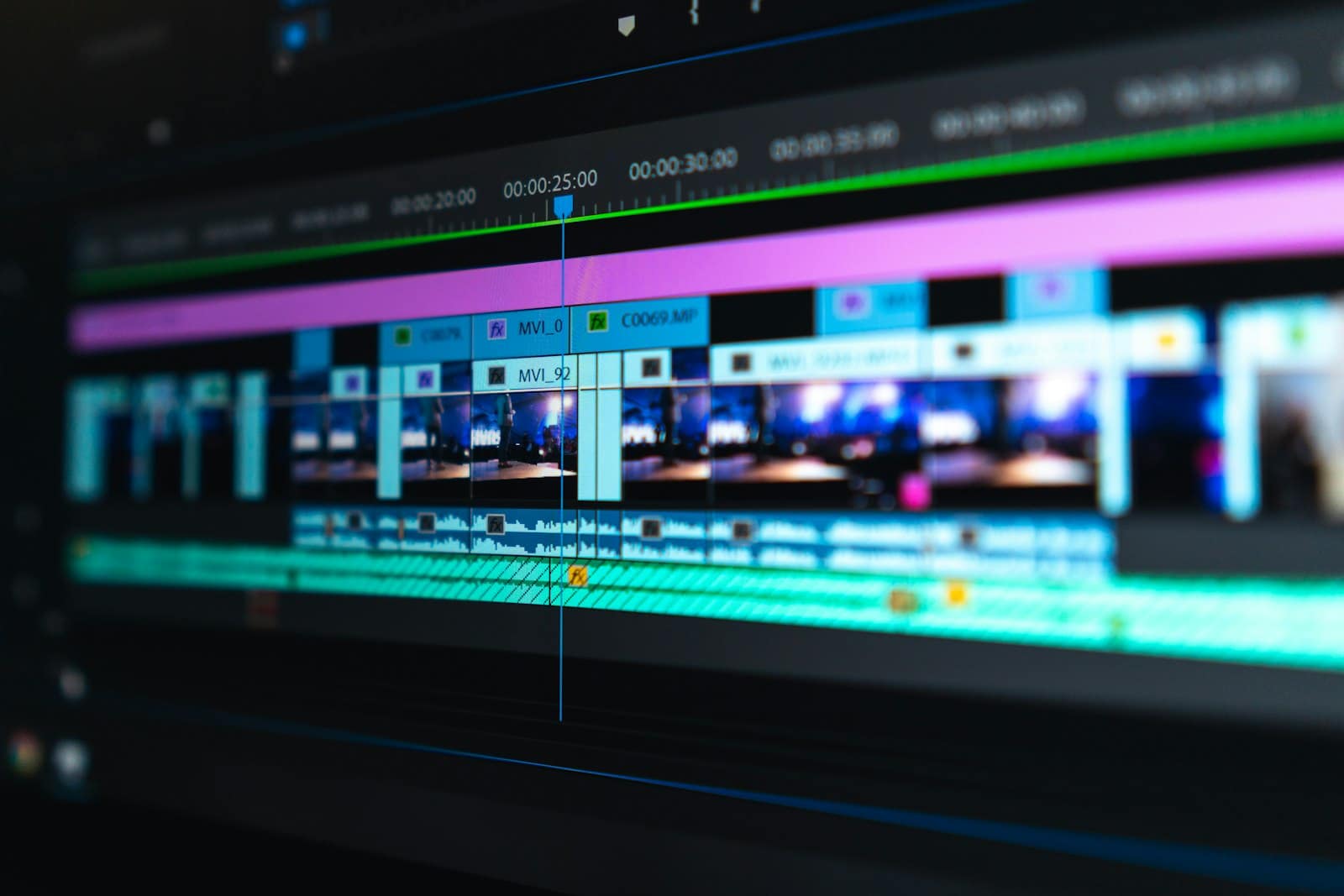 Línea de tiempo de edición de vídeo en una sala de postproducción