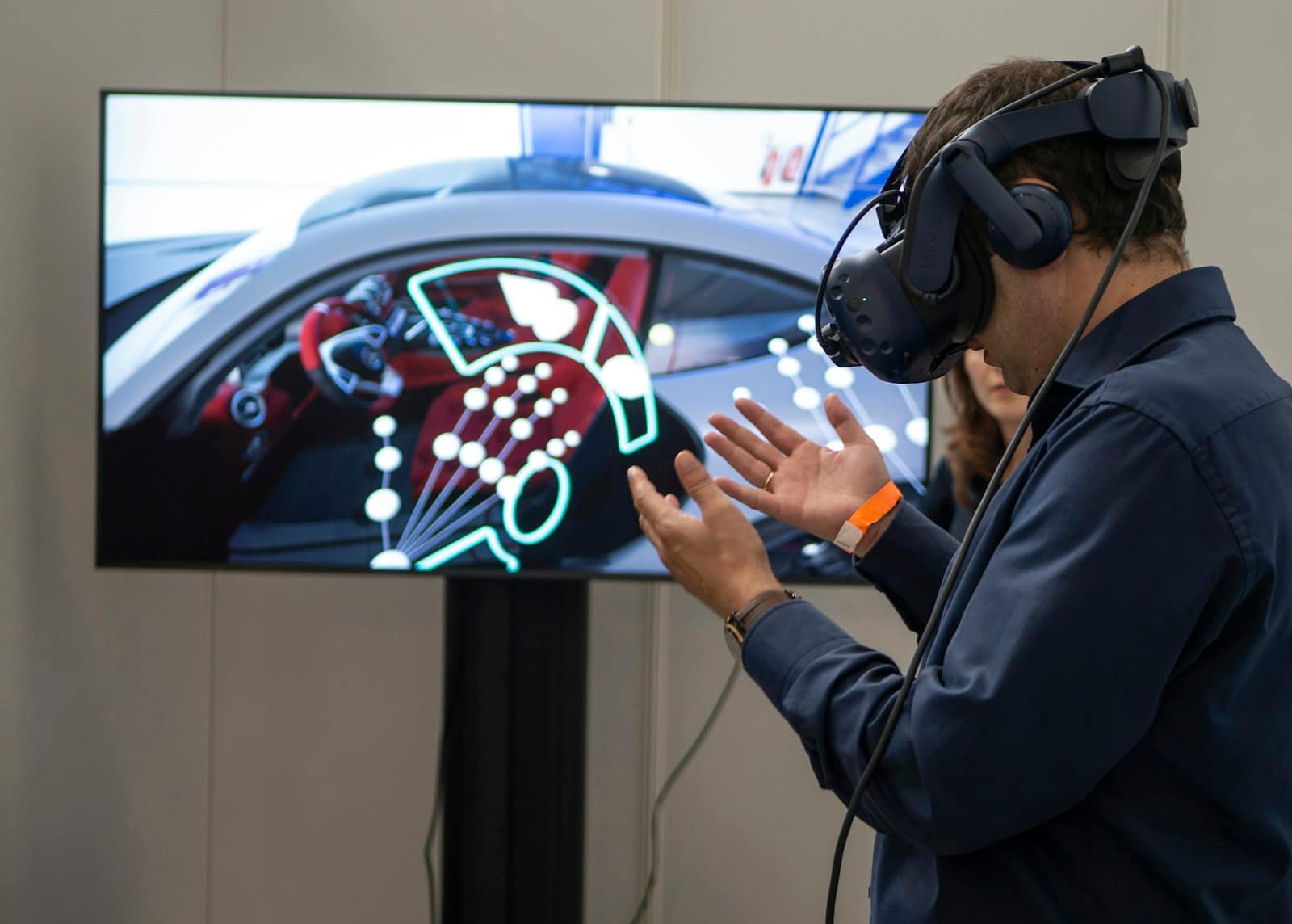 Persona probando una experiencia de realidad virtual con auriculares