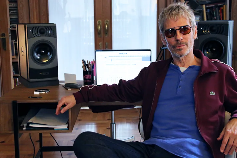Ariel Rot en su estudio con monitores PMC Result 6