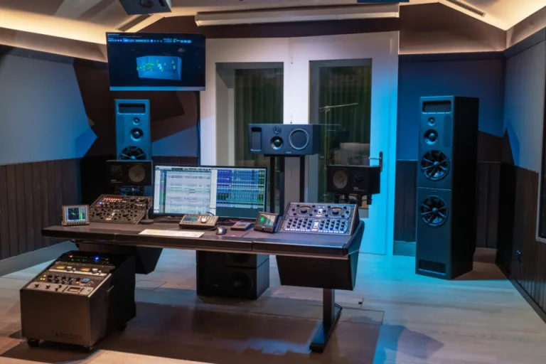 Sala Dolby Atmos 9.1.4 de NJP Studios con monitorado PMC