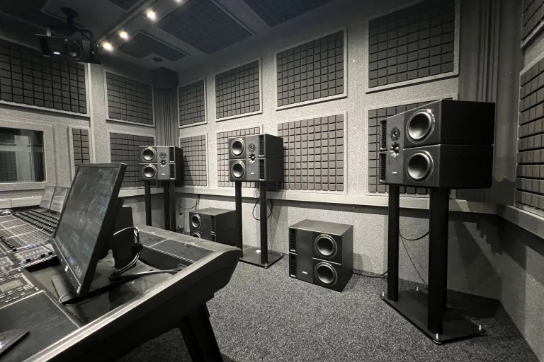 Sala de escucha equipada con monitores PMC